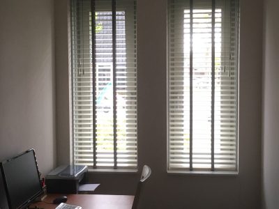 Houten jaloezieën met ladderband door Milux rolluiken & zonweringen