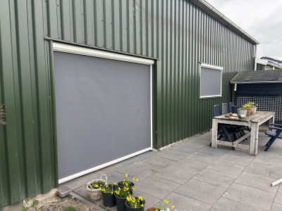 2 screens gesloten kantine Teun Snoek Zonweringen