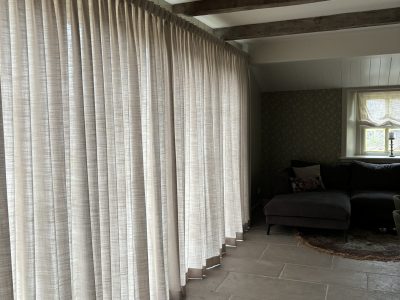 gordijnen aan messing rails gesloten Teun Snoek Zonweringen