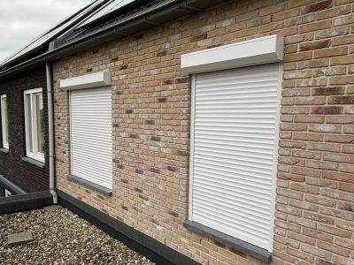 Witte rolluiken achterkant Teun Snoek Zonweringen