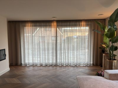 in between gordijnen gesloten Teun Snoek Zonweringen