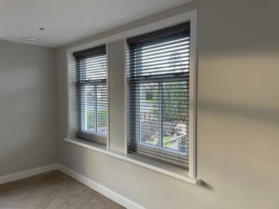 dubbele jaloezien naast elkaar Teun Snoek Zonweringen