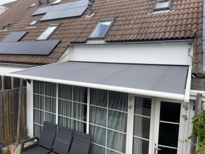 Serrano grijs doek RAL 9010 omlijsting Teun Snoek Zonweringen